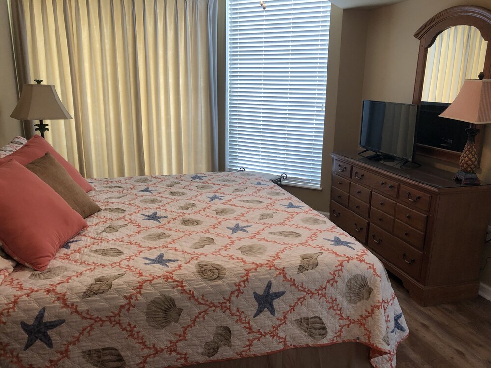 Sunrise Pointe 11f 3 Bedroom Condo by RedAwning