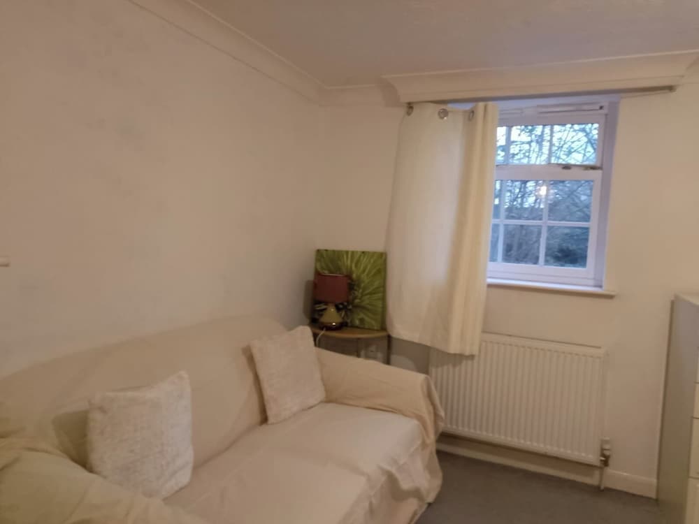 Apartmentsleeps4-parking-nearhuntington-petsok
