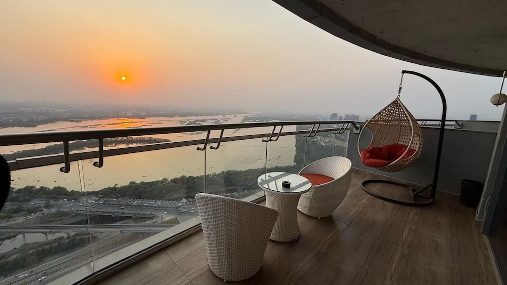 41 Floor River View - TheRoomeraStay