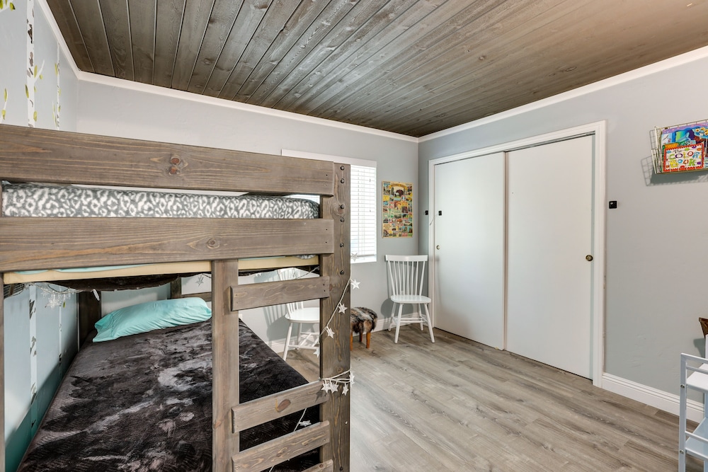 Sugarloaf Cabin w/ Fireplace Near Big Bear Lake - Property Image 24