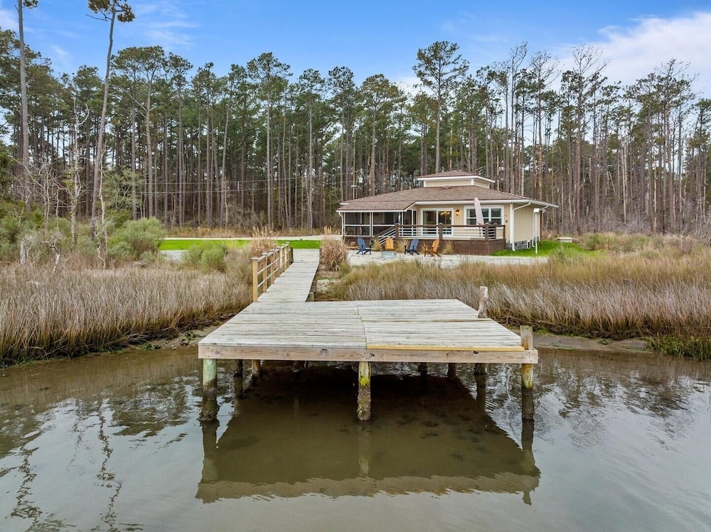 Water's Edge Retreat 3 Bedroom Home by RedAwning