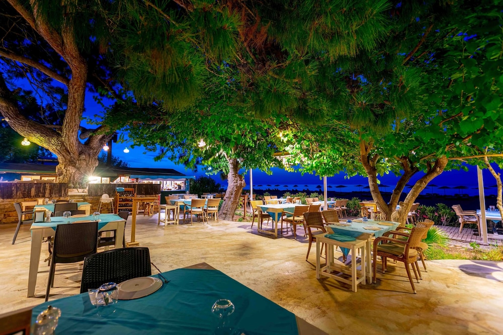 Etenna Beach Bungalows - Image 24