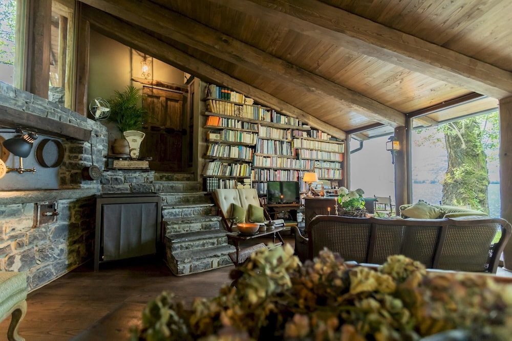 Co-d462-ariv21at - The Writer s Nest view 2