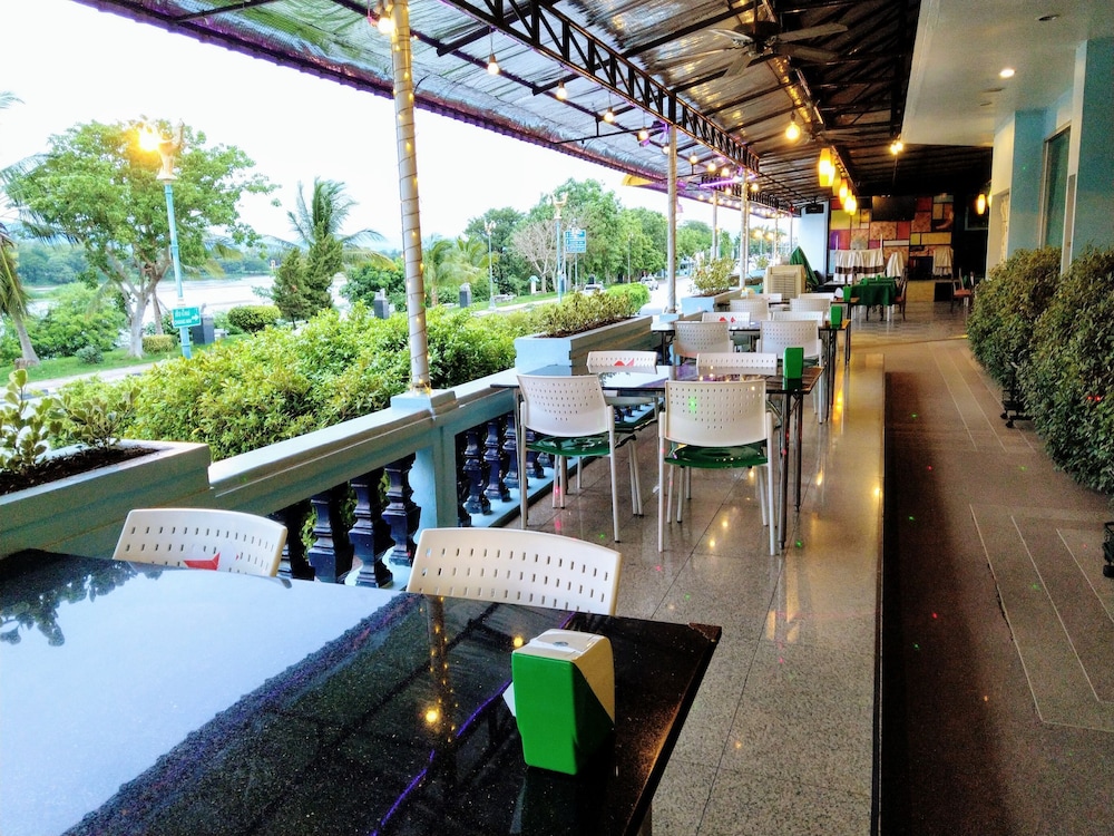 The Viangtak Riverside Hotel