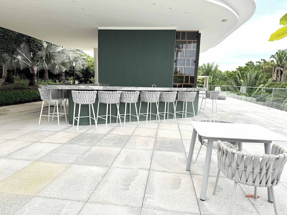 Luxury 2BR Bolongo Ocean View Private Beach
