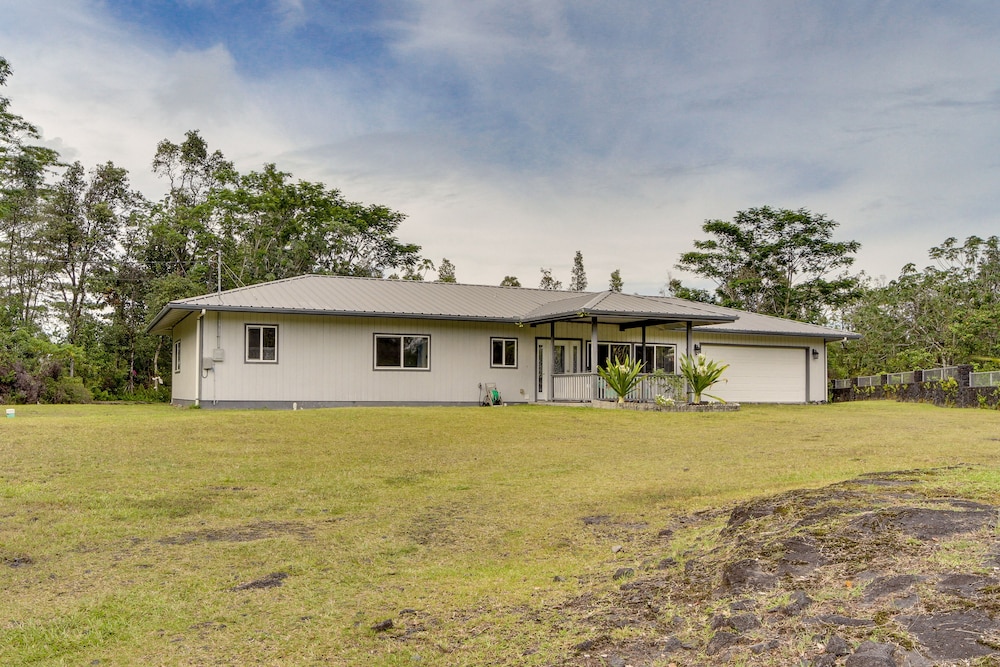 Paradise Park Vacation Rental ~ 4 Mi to Shoreline! view 4