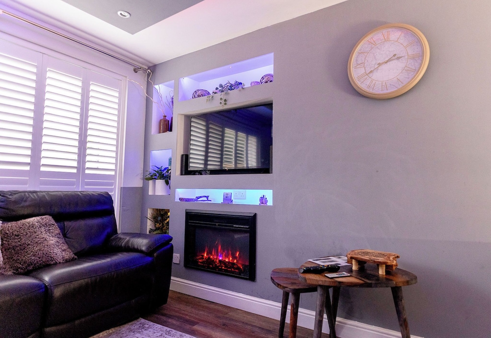 Beautiful Wythenshawe Home Near Airport With Garden & Parking Sleeps 5