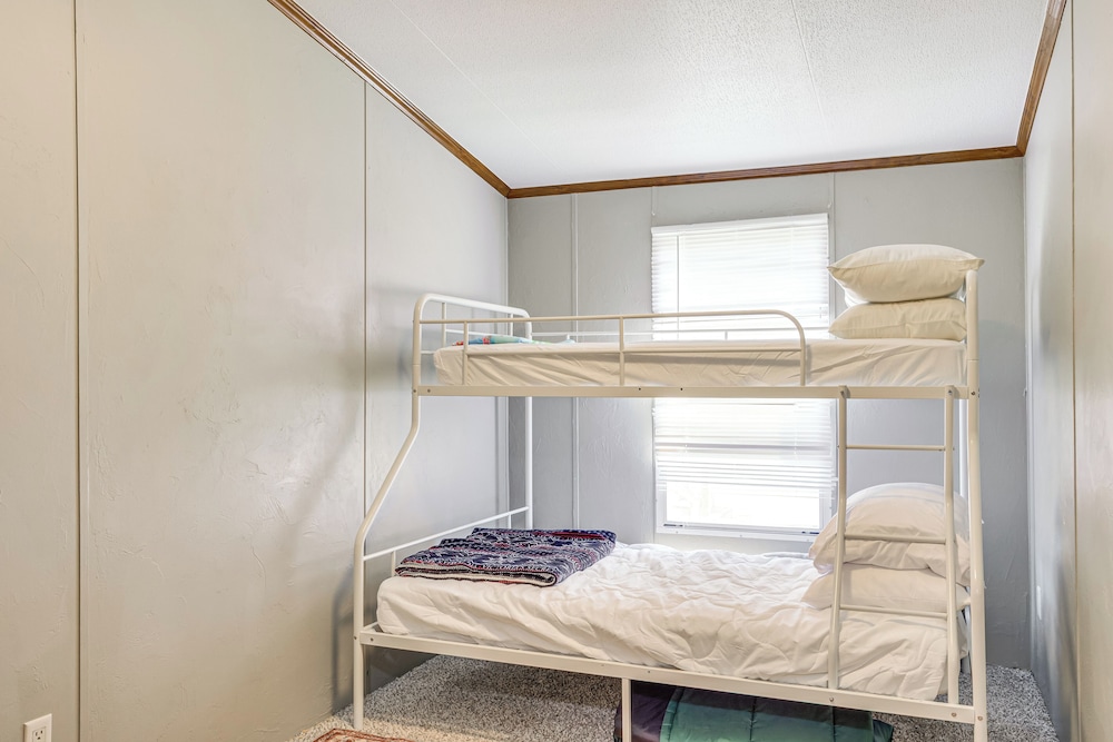 13 Mi to Okc: Edmond Home w/ Pool Access!