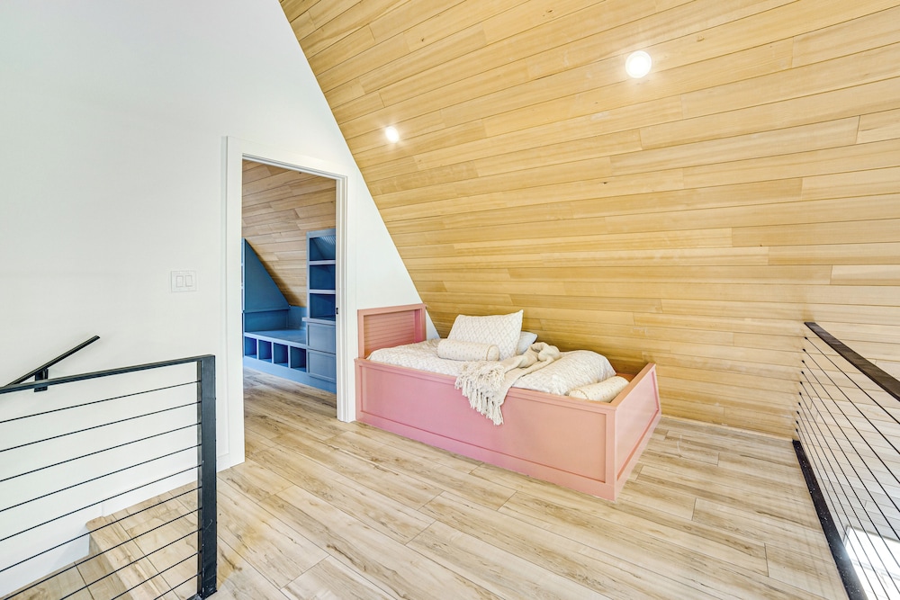 A-frame Cabin w/ Deck Near Cedar Creek Lake