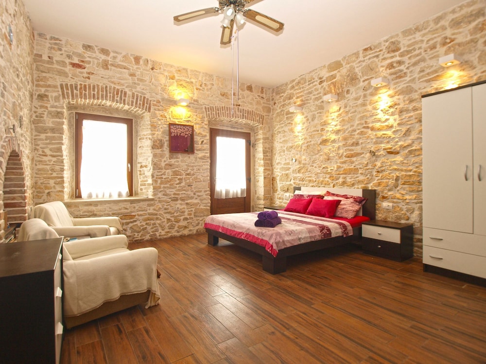 House 1599 view 4