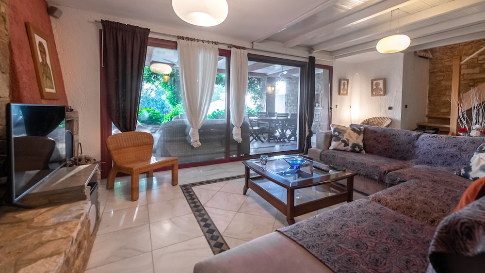 Maria Elena Villas