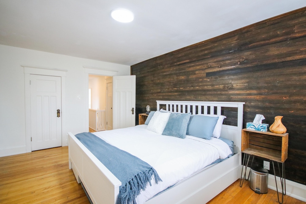 Leslieville Cozy & Bright Apt in Trendy Beaches-1