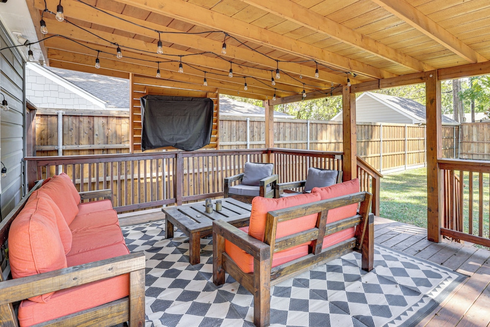 1 Mi to Smu: Home w/ Outdoor Entertainment
