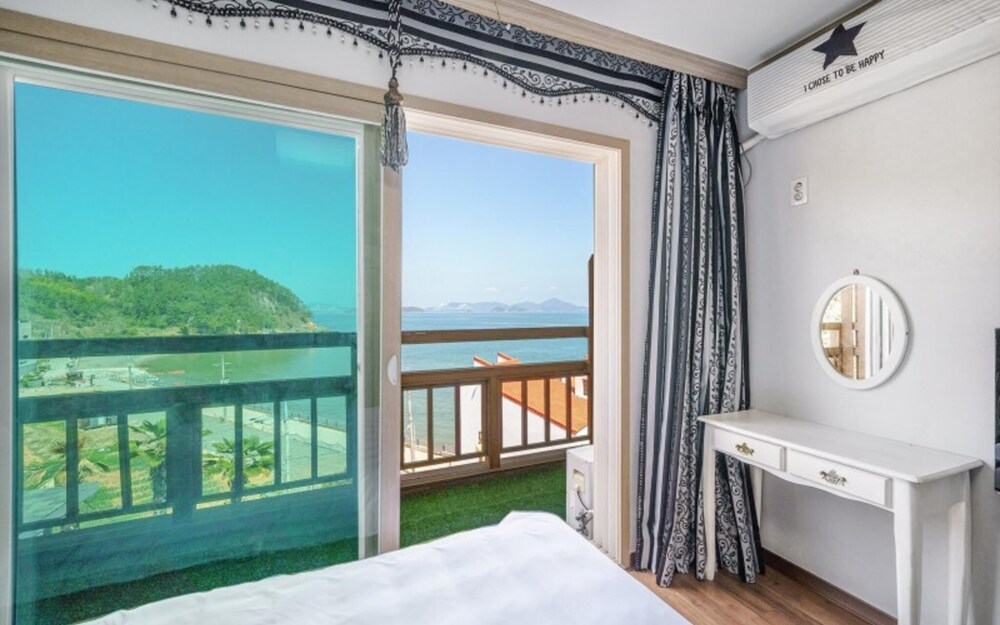 Geojedo Ocean View Dumo Mongdol Pension