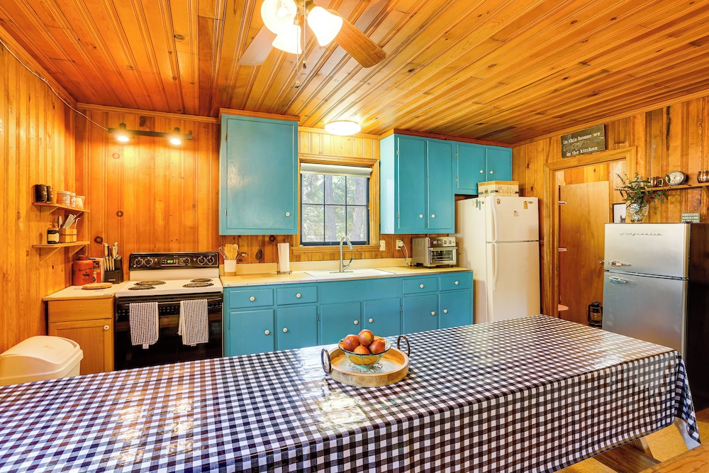 < 2 Mi to Trinity Lake: Norcal Getaway w/ BBQ