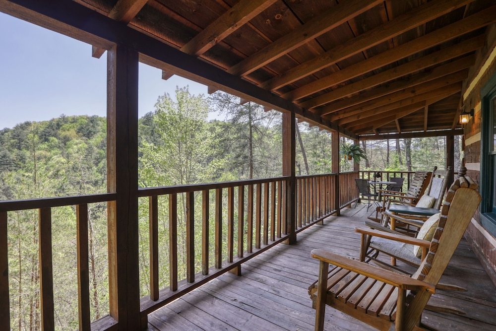 Bear Pause - 2 Bedrooms, 2 Baths, Sleeps 6 Cabin by RedAwning