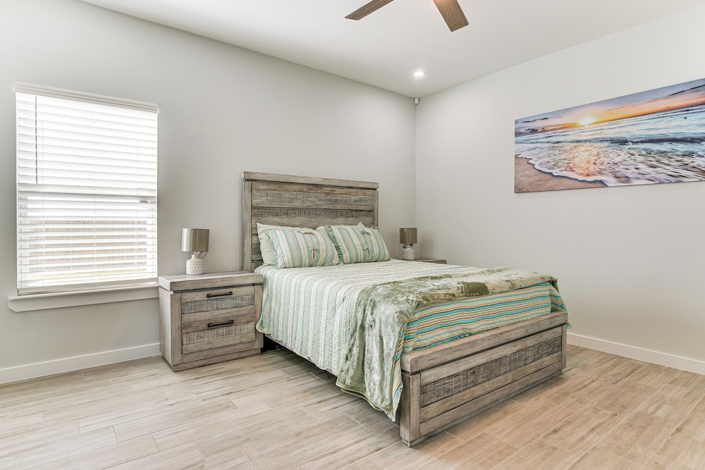 8 Mi to South Padre Island: Coastal Retreat!
