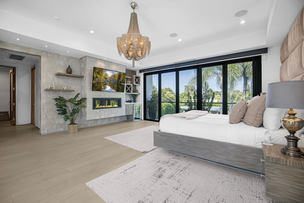 Louise Modern - Luxury Smart Estate in Encino w/ Pool, Gym & Spa