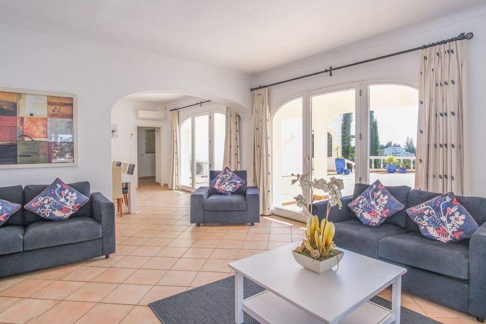 Vale Verde in Lagos With 6 Bedrooms and 4 Bathrooms