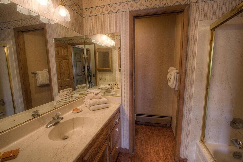 Tkh1226 - Emerald Lodge 6 Bedroom Home