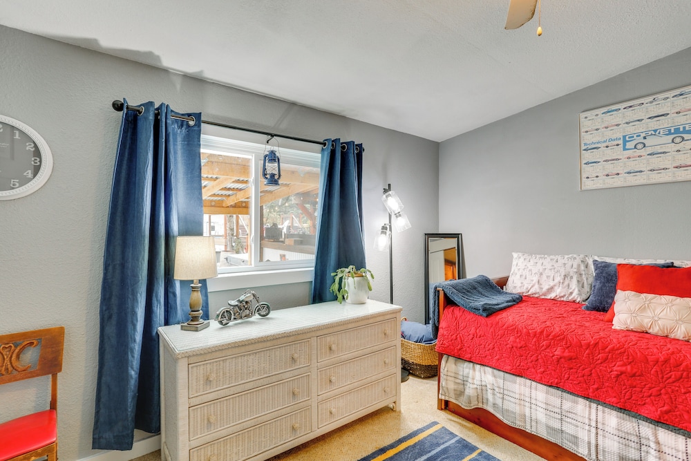 < 10 Mi to Trinity River: Family Home w/ Hot Tub!