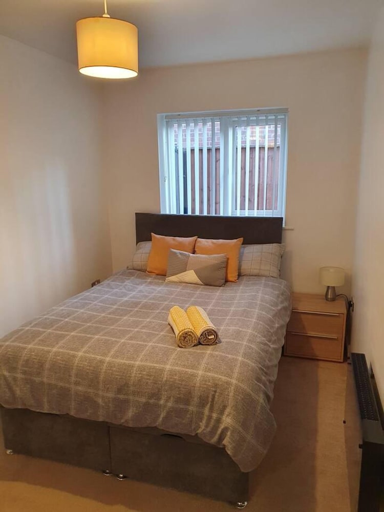 Immaculate 2-bed Apartment in Leigh view 3