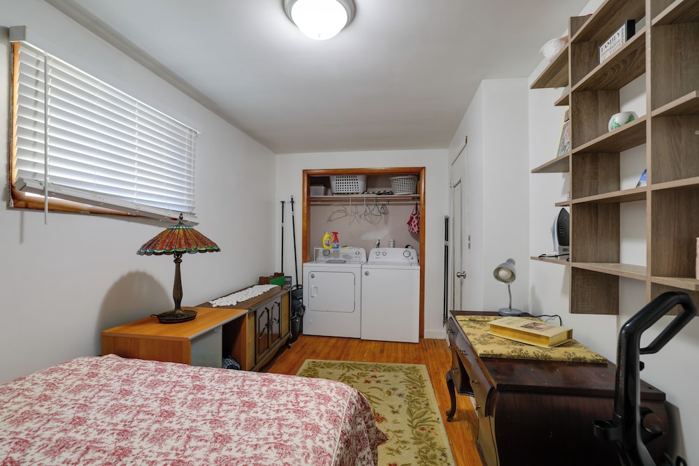 Large Private Yard: Home 14 Mi to Niagara Falls!