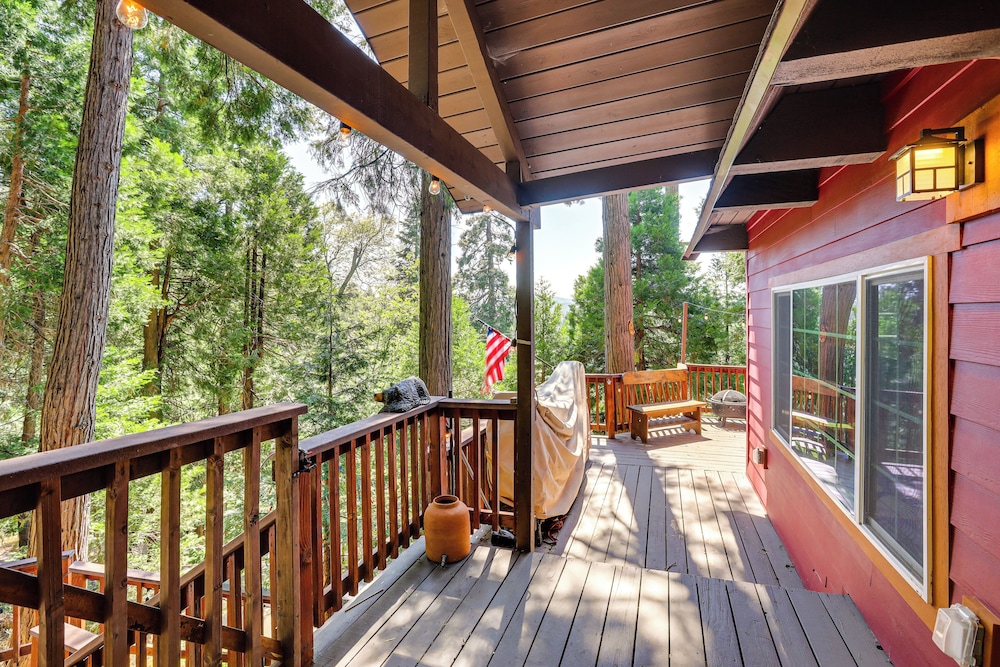 3 Mi to Lake Arrowhead Village: Dog-friendly Cabin