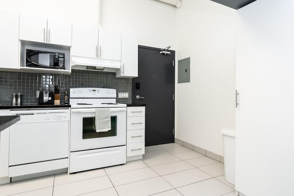 Premium 2BD Loft DT Prking Rooftop Patio BBQ Gym - Image 4