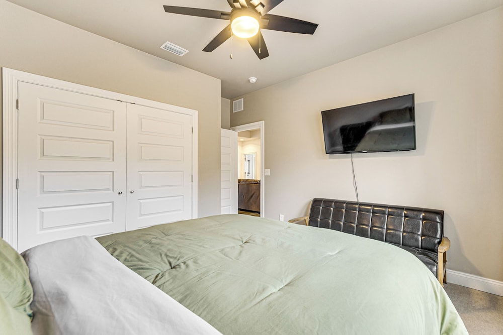 6 Mi to Navarre Beach: Spacious Family Retreat!