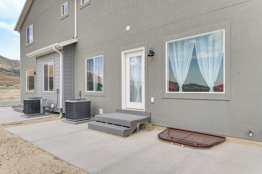 5 Mi to Trails: Townhome in Eagle Mountain