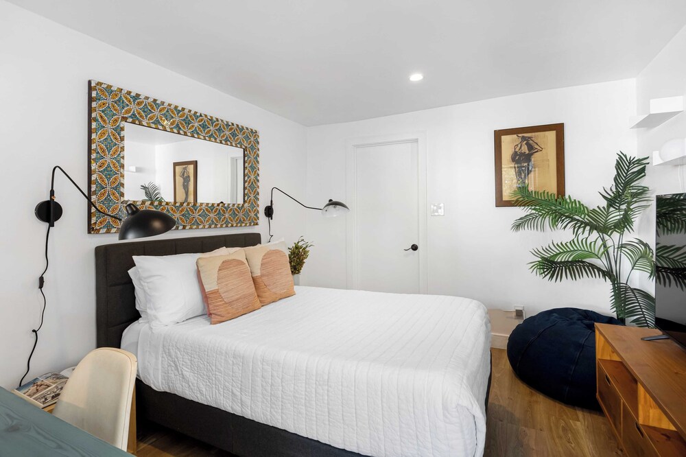 Chic LA Hideaway w/ Soaking Tub, Firepit Lounge & Tranquil Backyard