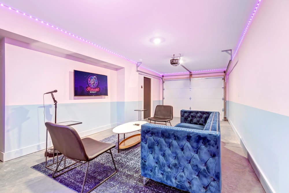 Elvis-themed 13 Beds Rooftop City Views