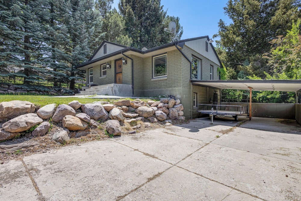 Mountain Views: Walkable Lava Hot Springs Home!