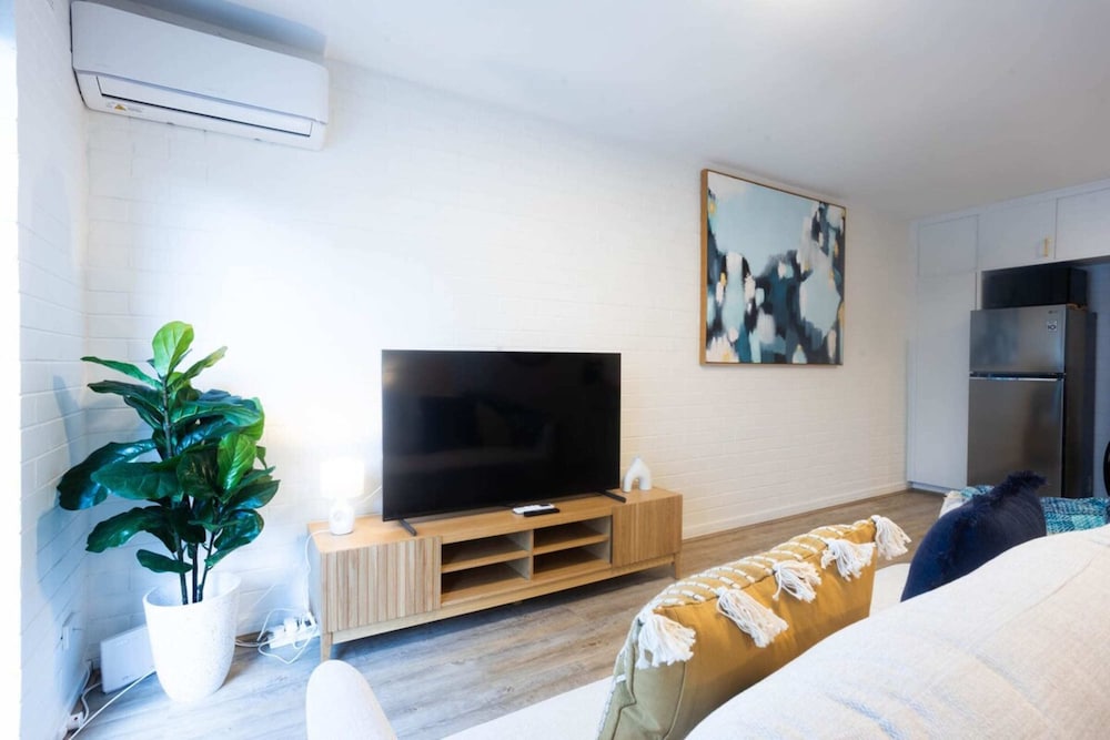 Lovely 1BR Apt in Bicton With Backyard and Parking