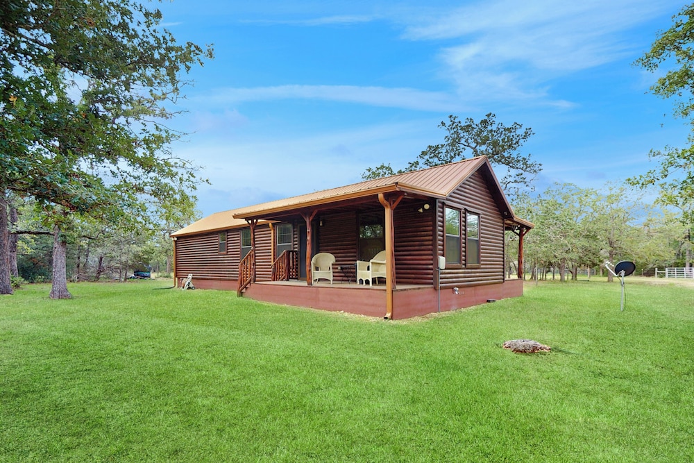 Water-view Cabin w/ Front Porch, W & D, Streaming