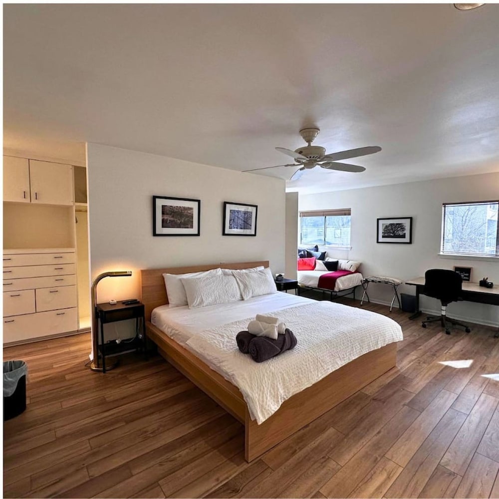Montrose Retreat w Pool Minutes From Everything