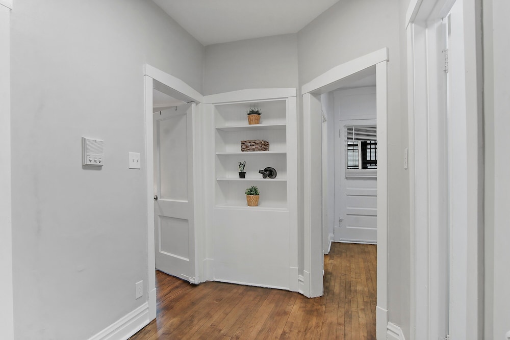 Chic 2BR Apt - Roscoe 1