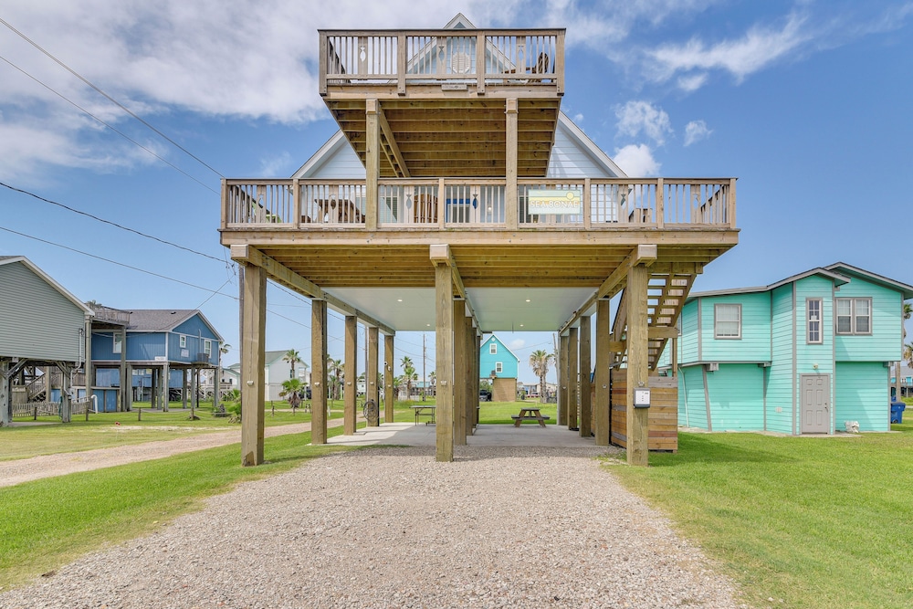 Walk to Water: Family-friendly Surfside Beach Home