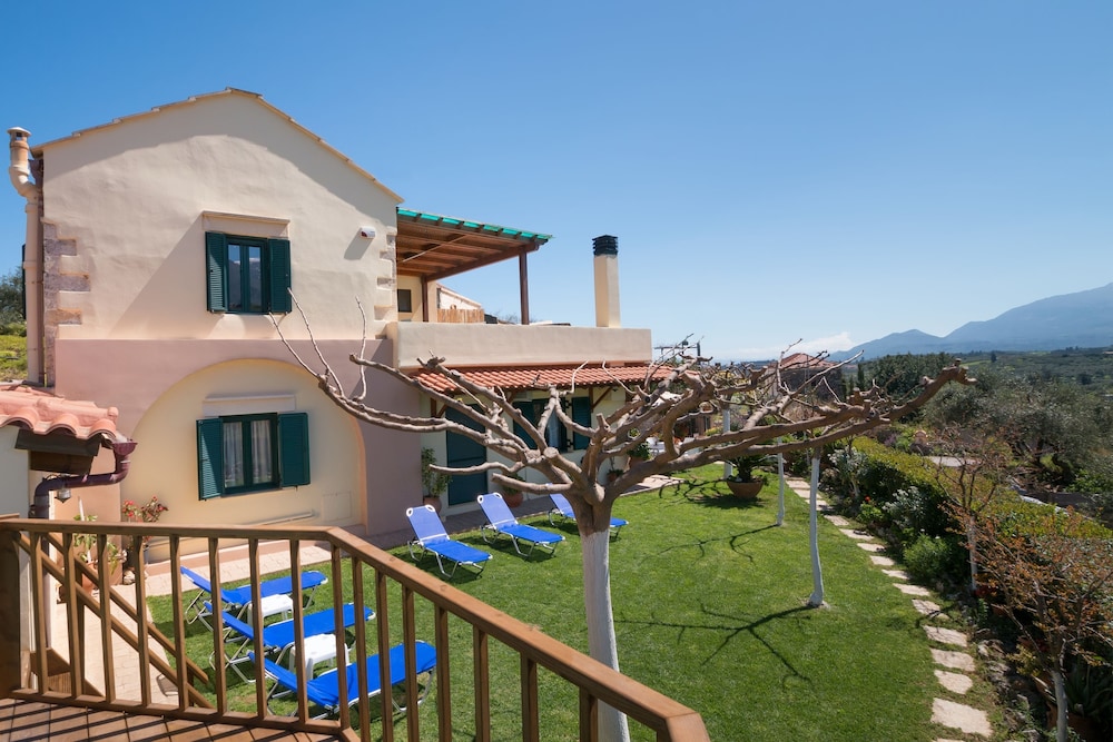 Traditional Ioannis Cottage...luxurious & Rustic With Ecological Heated Pool !!!