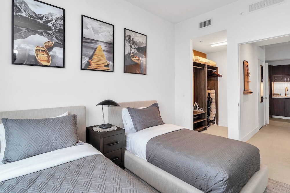 3BR Penthouse Direct, Stunning Water Views