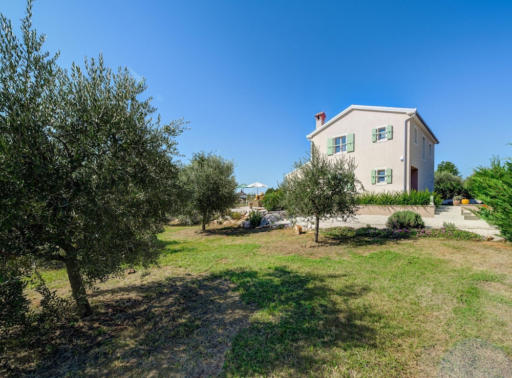 Villa in Srebrnici With Pool Near Marea Beach