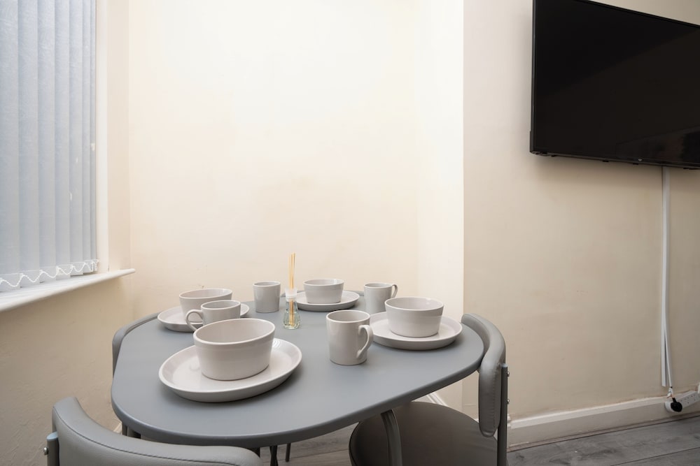 Spacious 4-bedroom Manchester Retreat With Garden