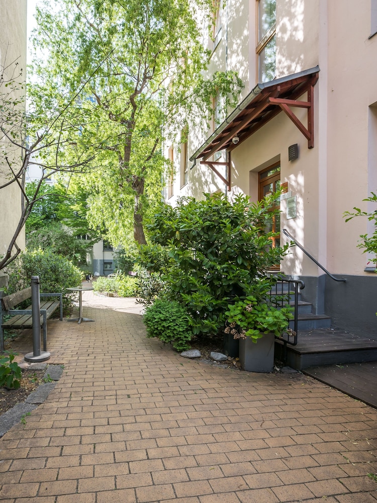 Schoenhouse Avenue by Limehome