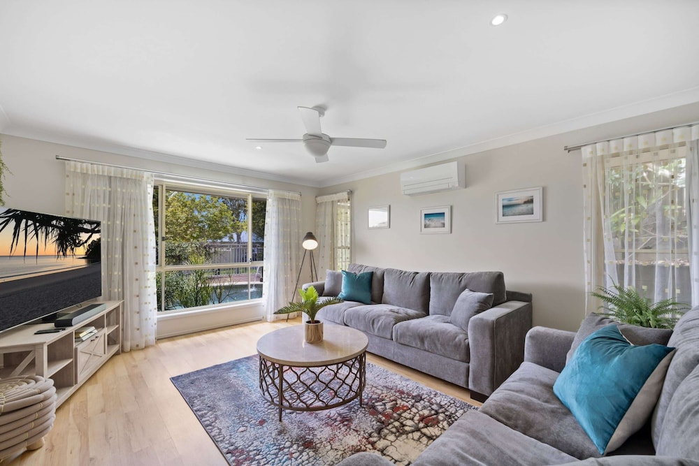 Spacious 4-bed Family Retreat With Pool