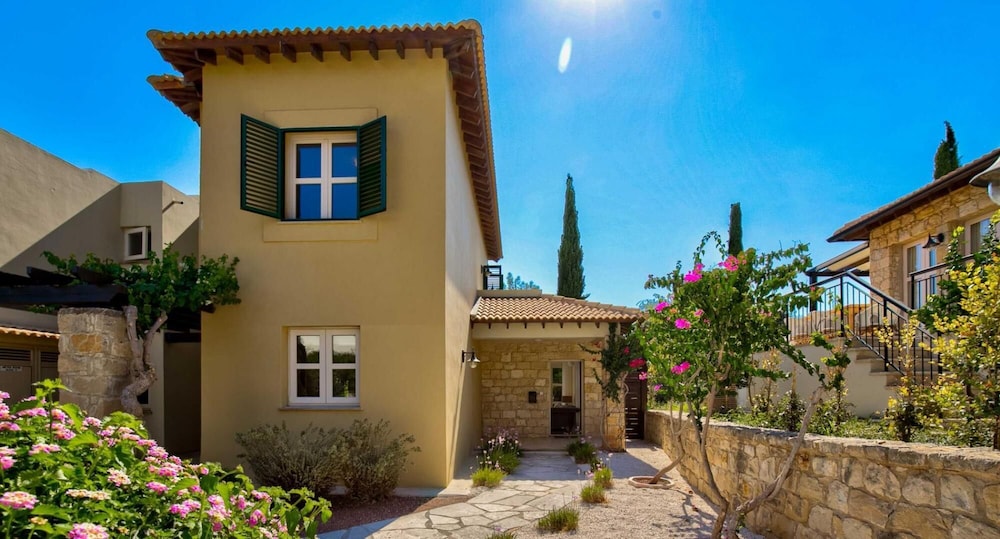 Villa Nefeli - Charming Townhouse in the Heart of Aphrodite Hills Resort view 2