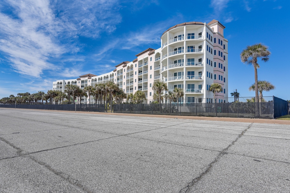 Beachfront Galveston Getaway w/ Gulf Views!