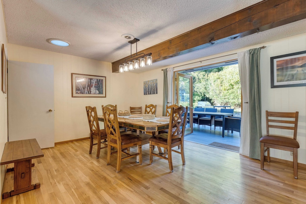 Lodge Trails, Hot Tub, Walk to Cornet Bay