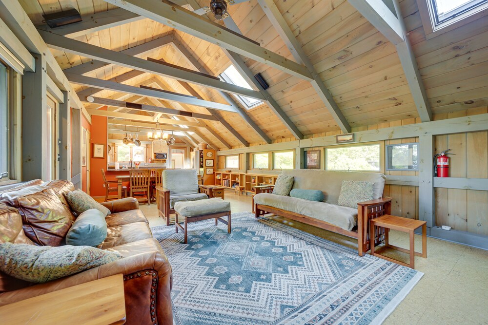 Penrose Vacation Rental w/ Deck & Hot Tub view 4