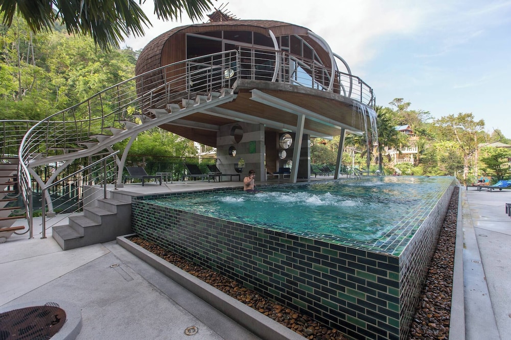 Emerald 307 - Studio With Balcony and Shared Pool